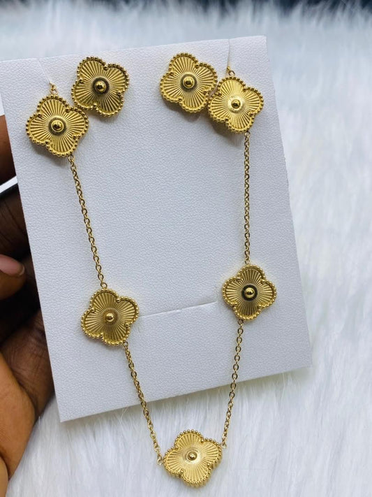 gold detailed necklace