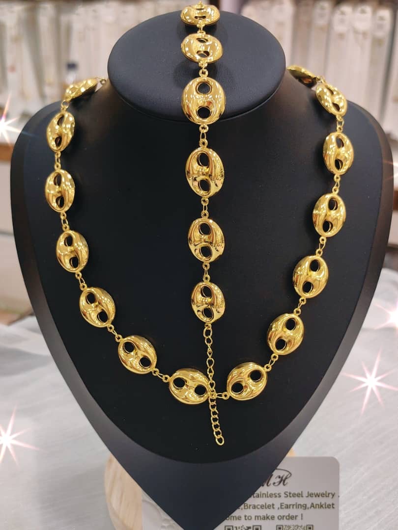 Neckpiece and bracelet set