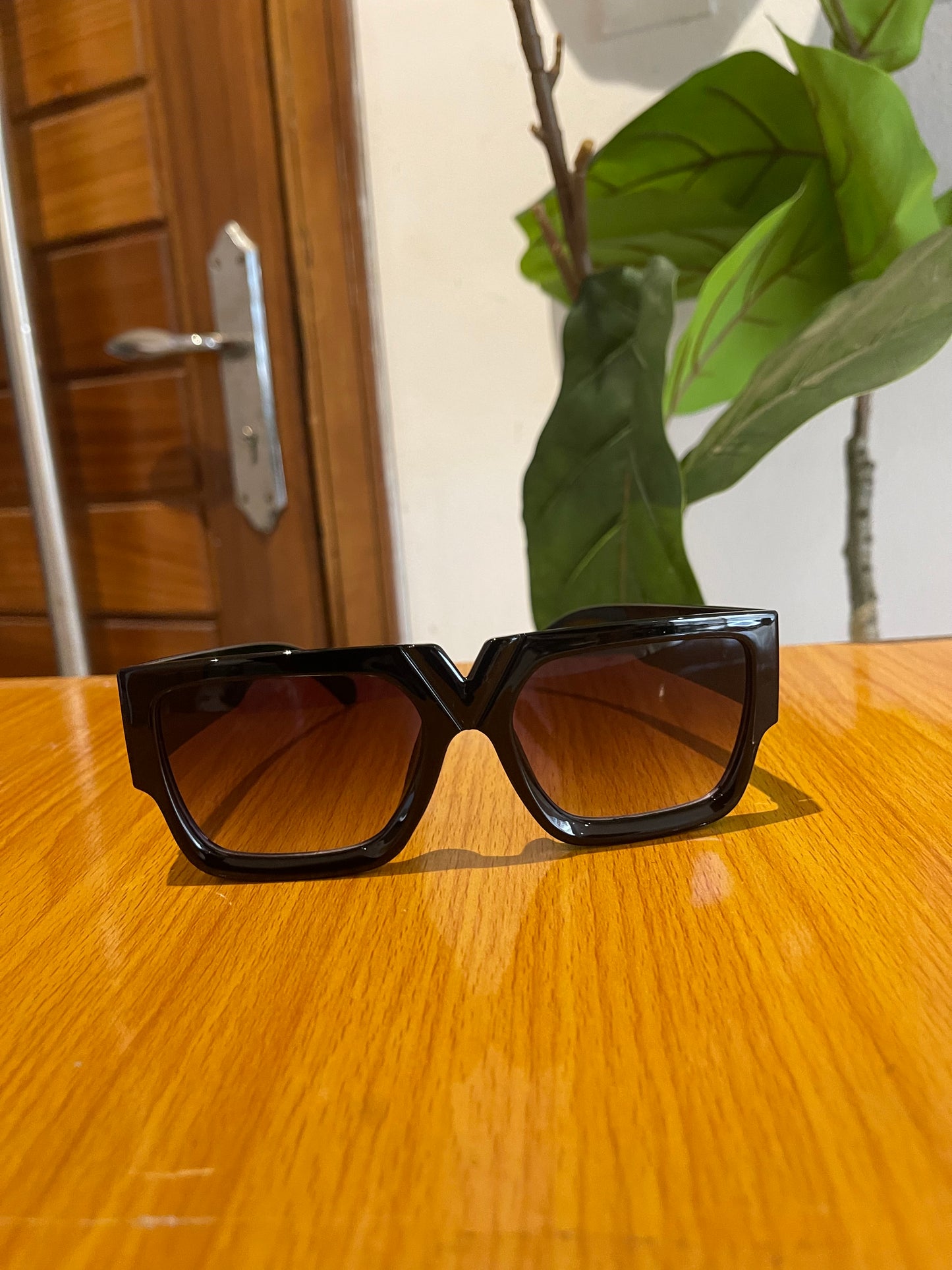 Black bold detailed sunglasses