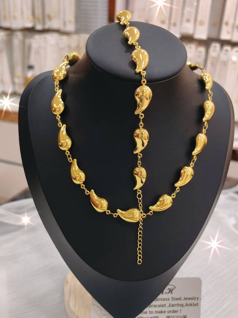 Neckpiece and bracelet set