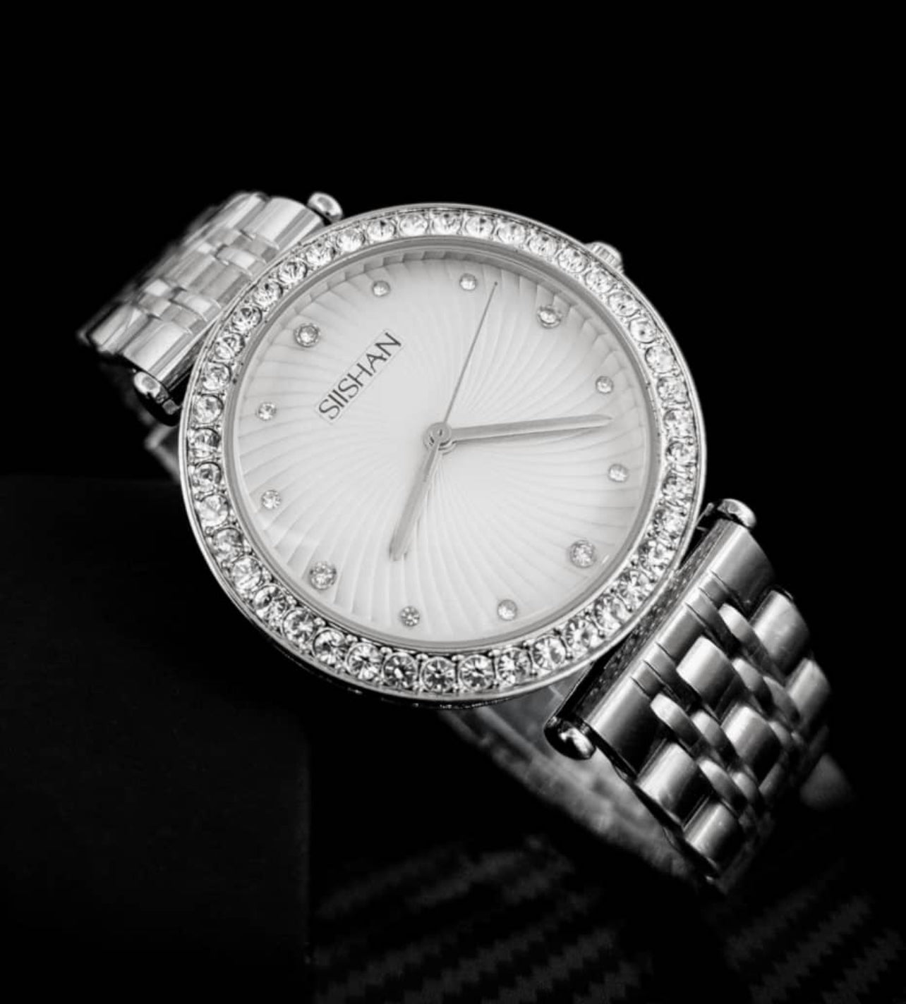 Detailed wristwatch silver for women