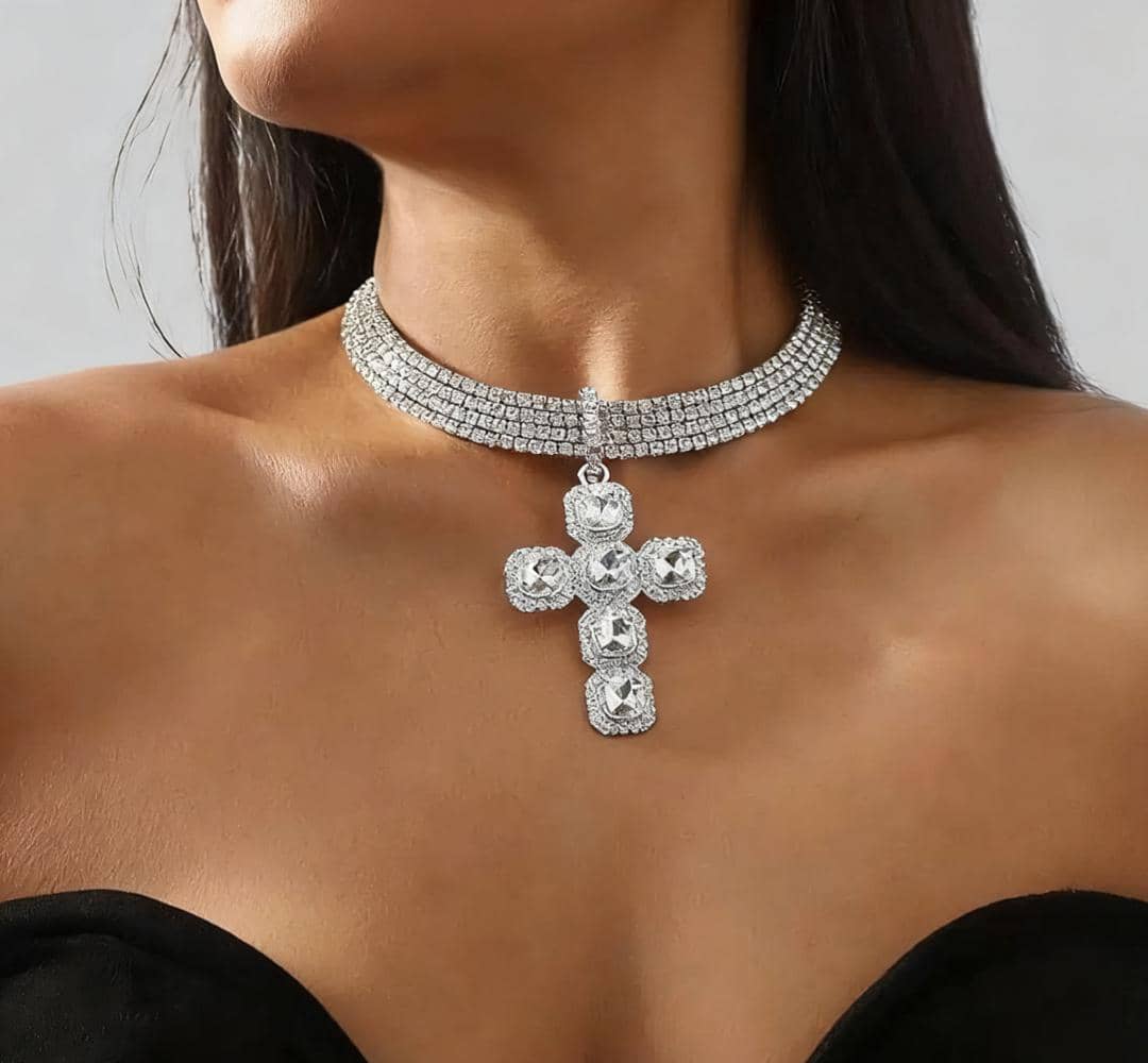 Detailed cross detailed neckpiece
