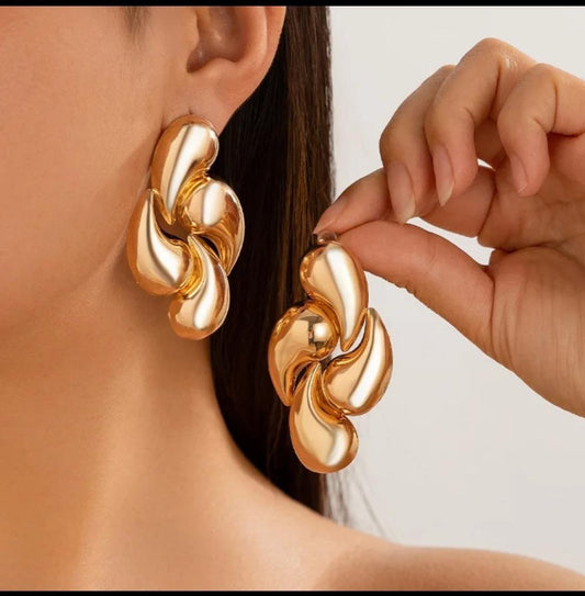 rose gold Colored detailed earring