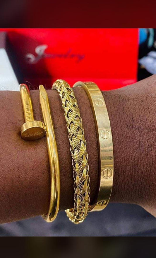 Hold detailed bracelet set