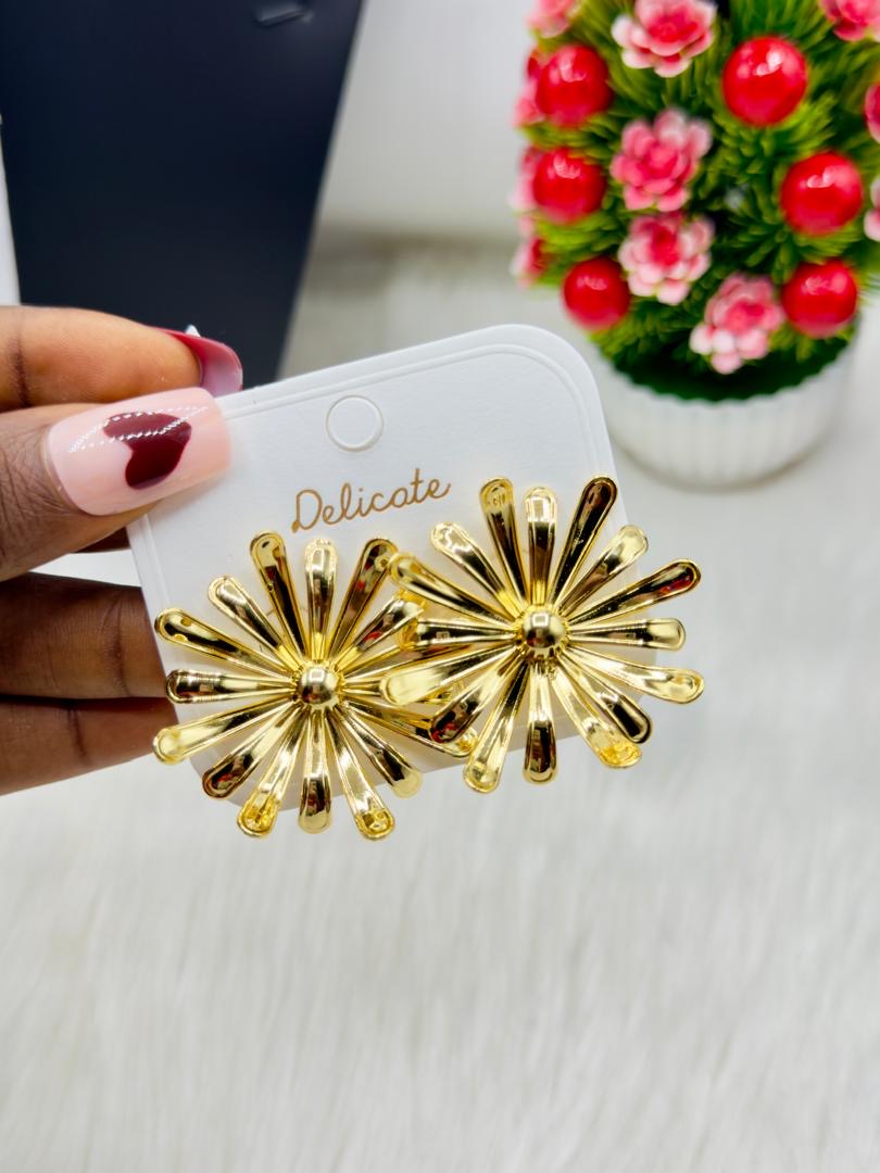 Gold detailed earring