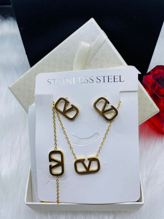 Gold nontarnish bracelet, necklace and earring