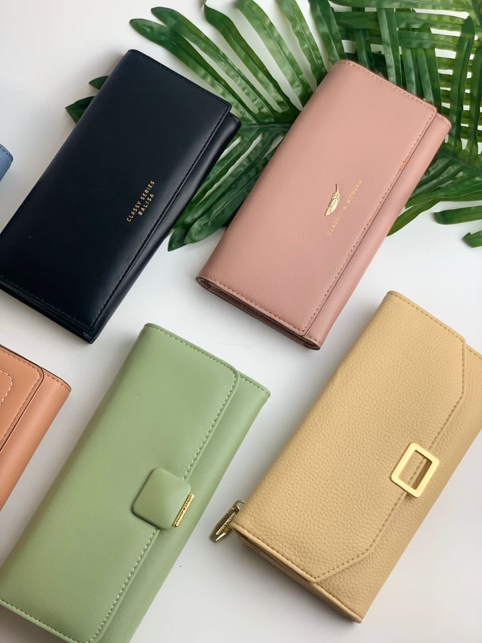 Detailed mini wallet (random selection