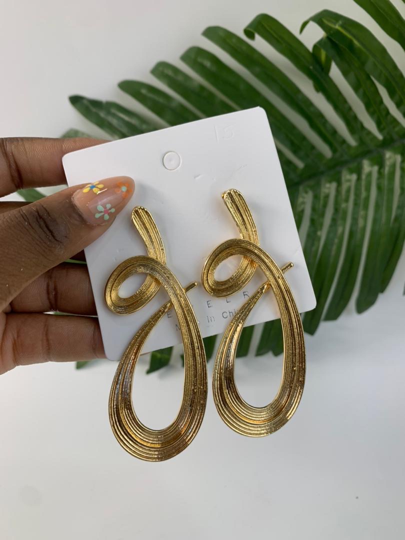 Gold detailed earring drop