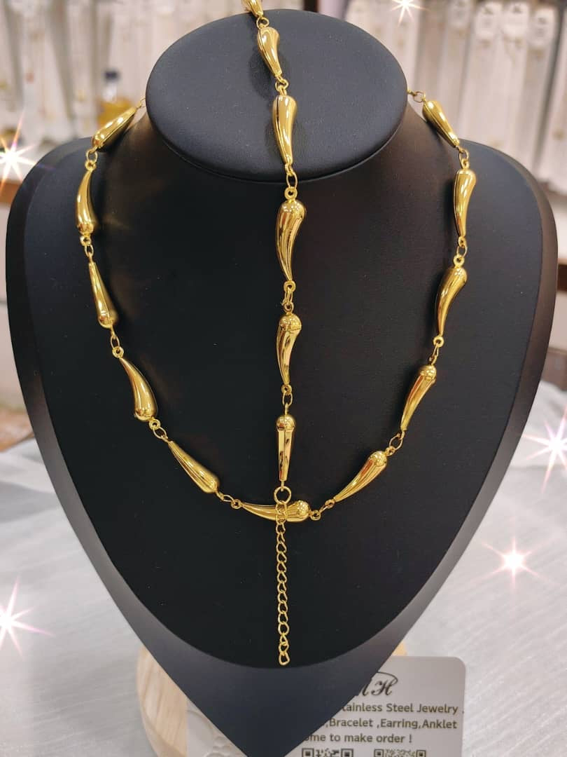 Neckpiece and bracelet set
