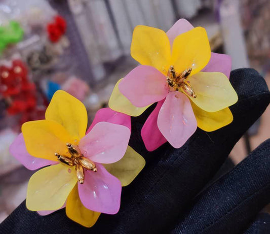 Floral detailed earring