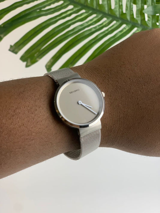 Silver detailed wristwatch