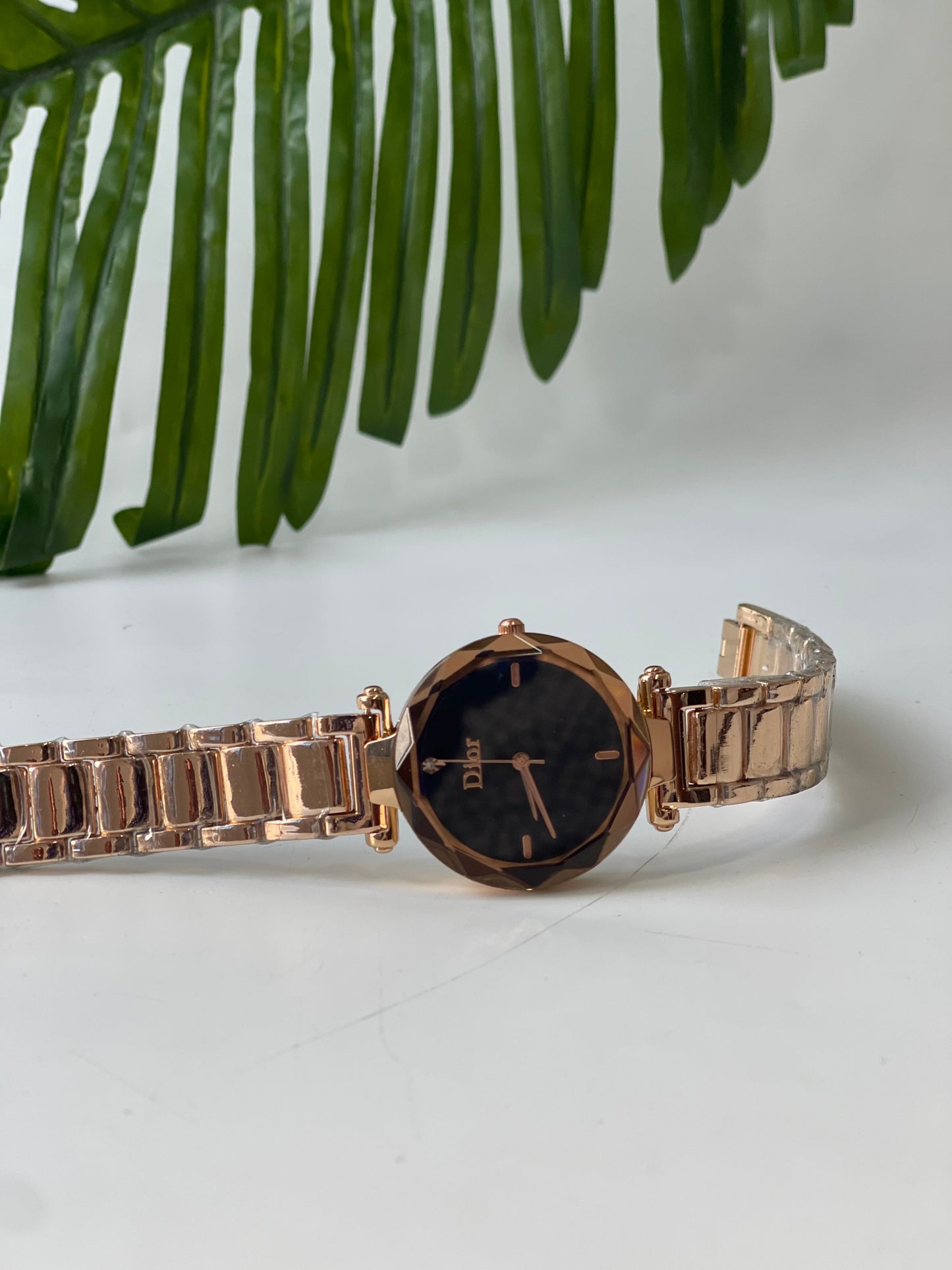 Rosegold wristwatch with detailing