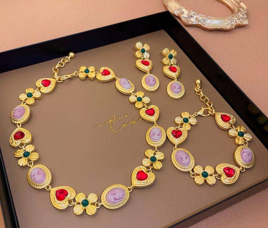 Gold detailed necklace