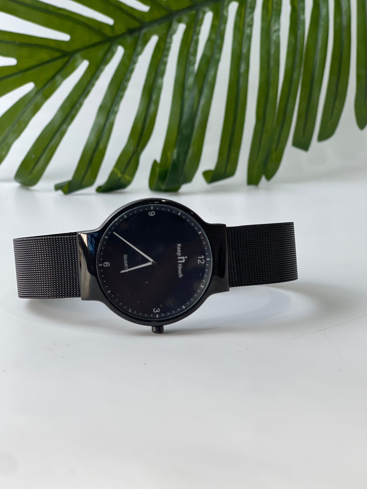 Keeping in touch black mesh wristwatch