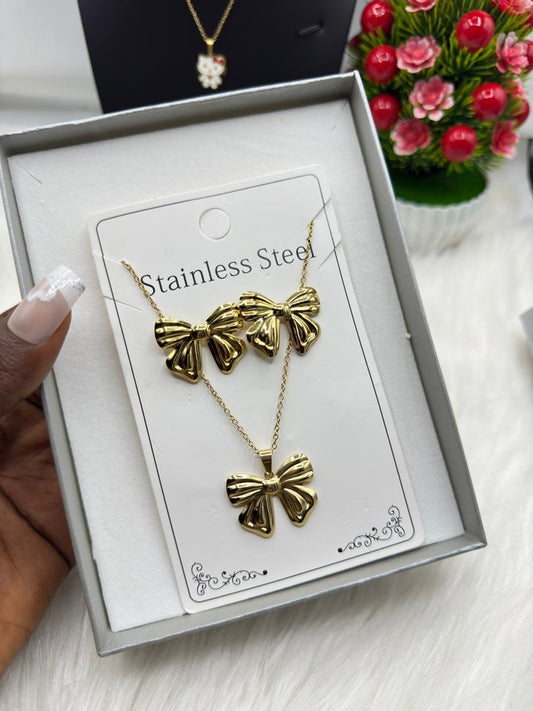 Non tarnish necklace and earring set