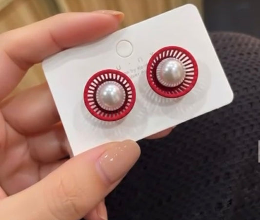 detailed pearl earring