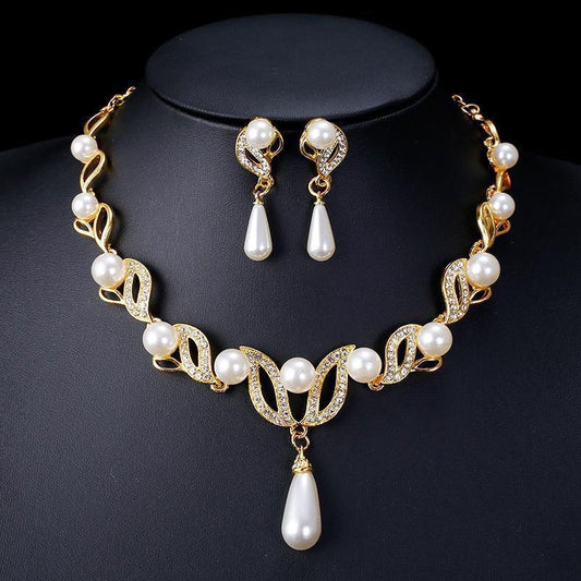 Gold Detailed neckpiece.comes in a box