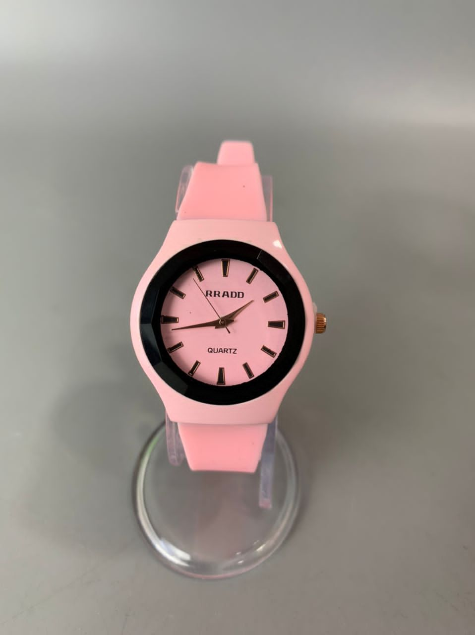 Pink detailed wristwatch