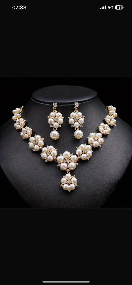Pearl detailed necklace