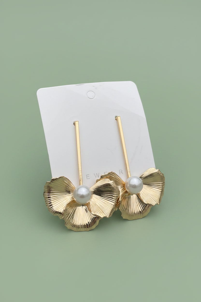 Drop pearl earring