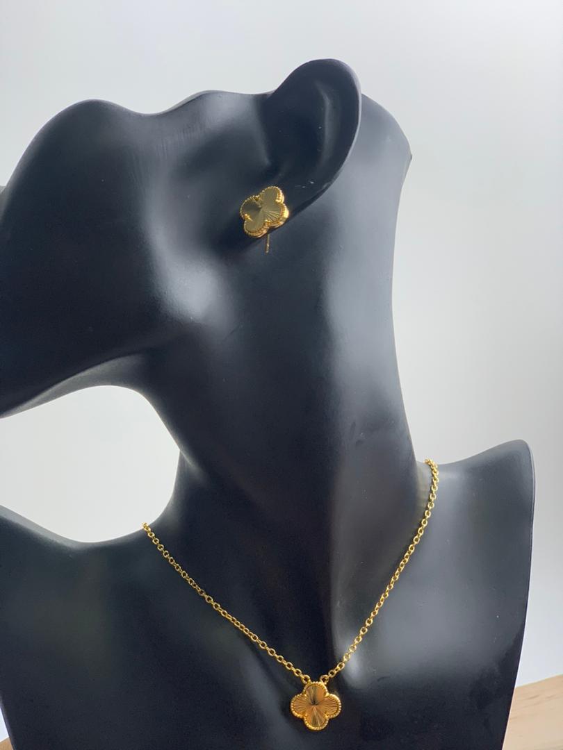 Gold vancleef inspired necklace