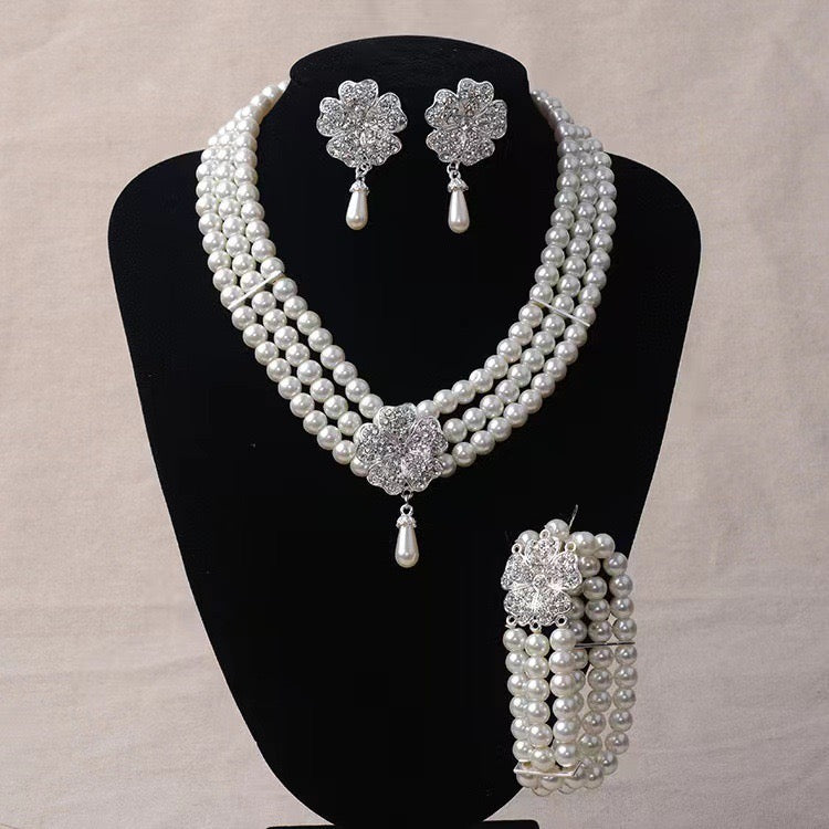 Pearl detailed necklace