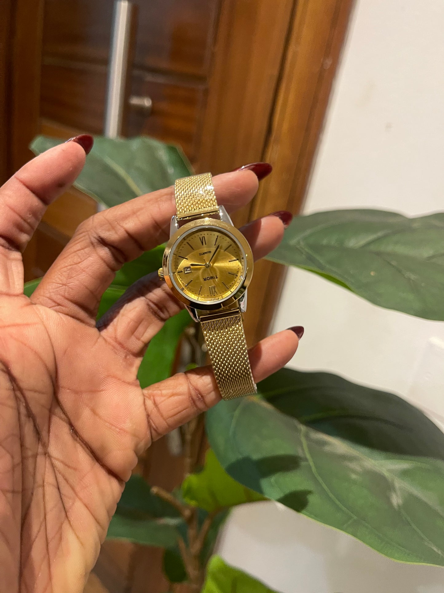 Gold detailed Mesh wristwatch