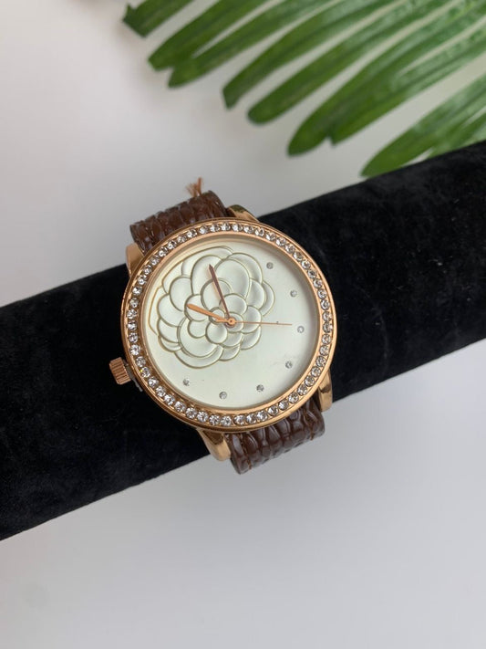 Brown detailed floral wristwatch