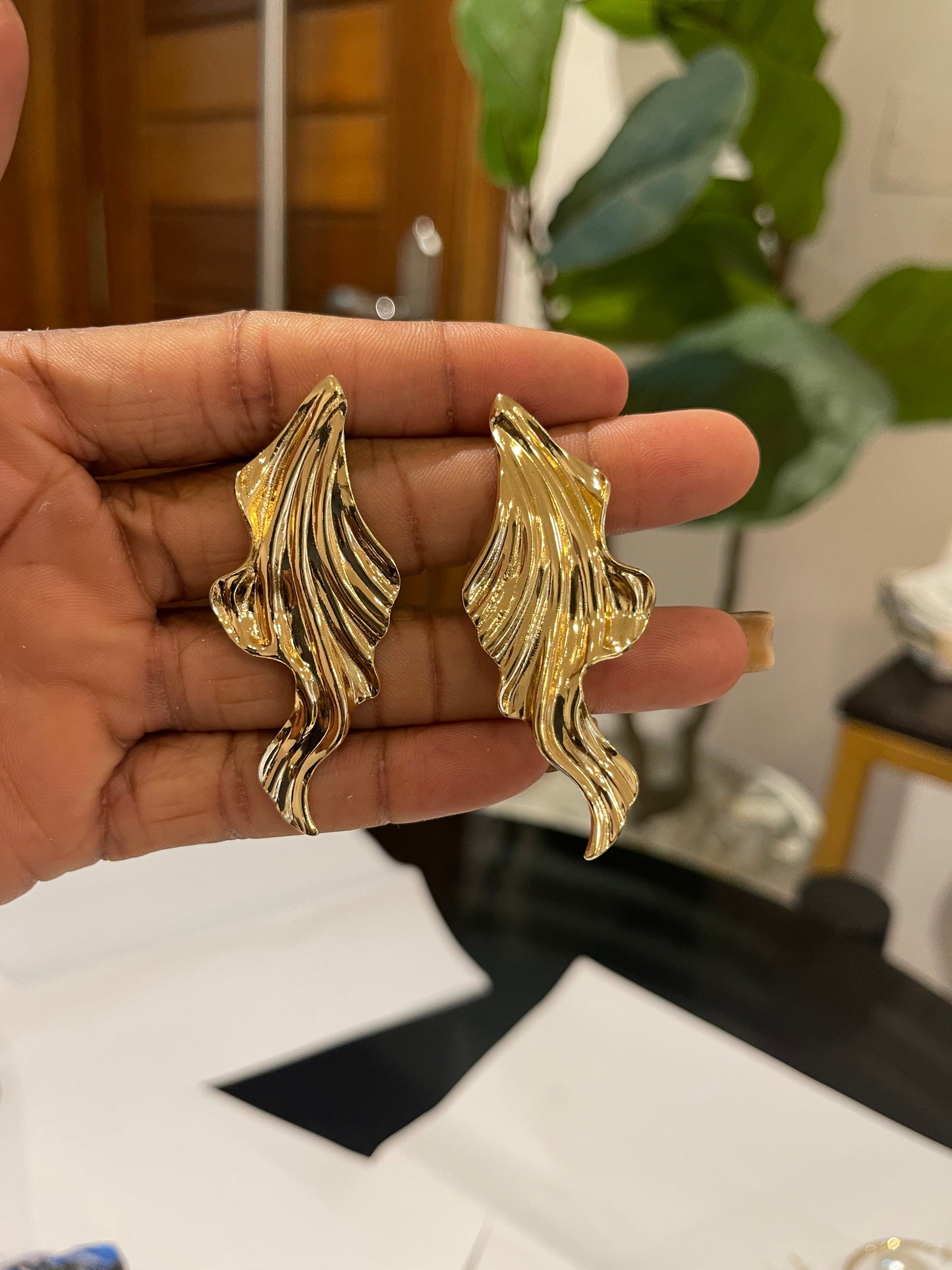 Gold detailed abstract earring