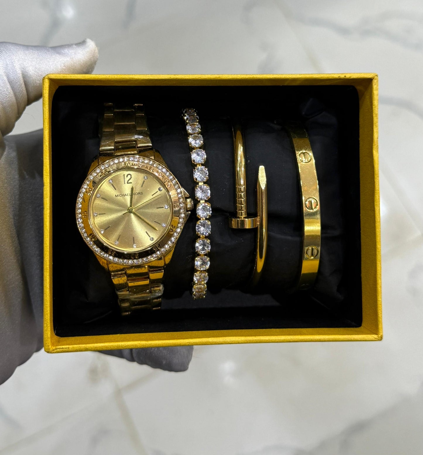 Wristwatch and bracelet set  comes as seen