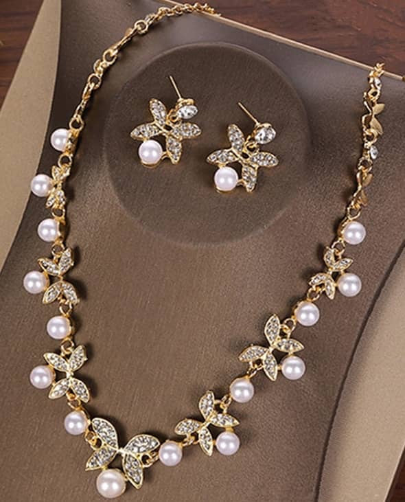 Pearl Detailed Neckpiece