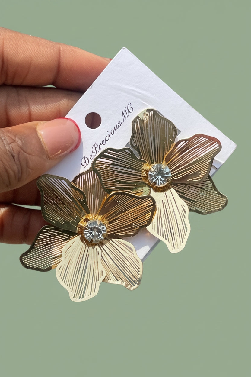 Gold detailed earring