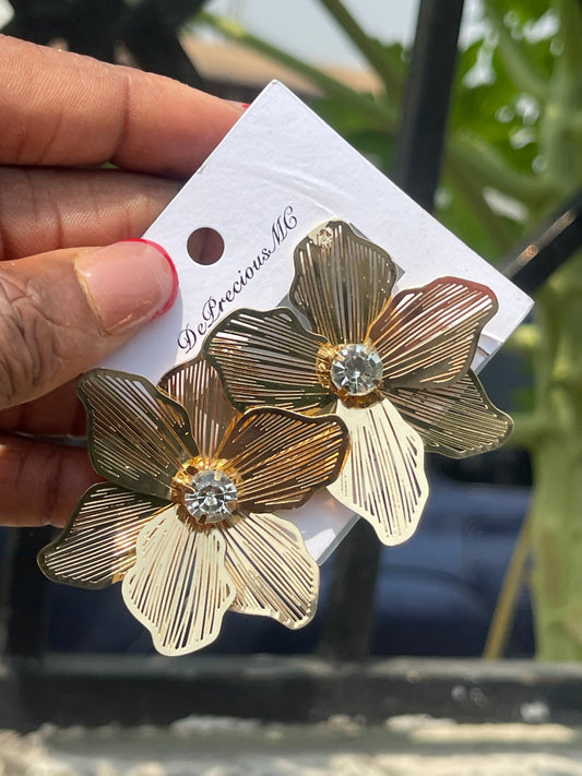 Gold detailed earring