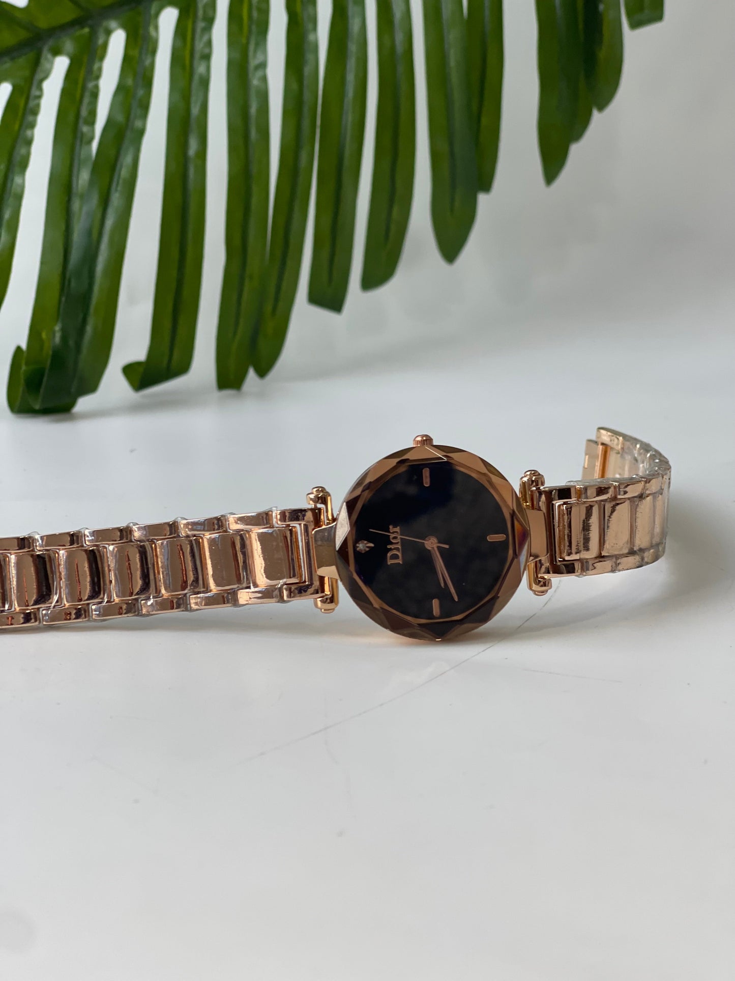 Rosegold wristwatch with detailing