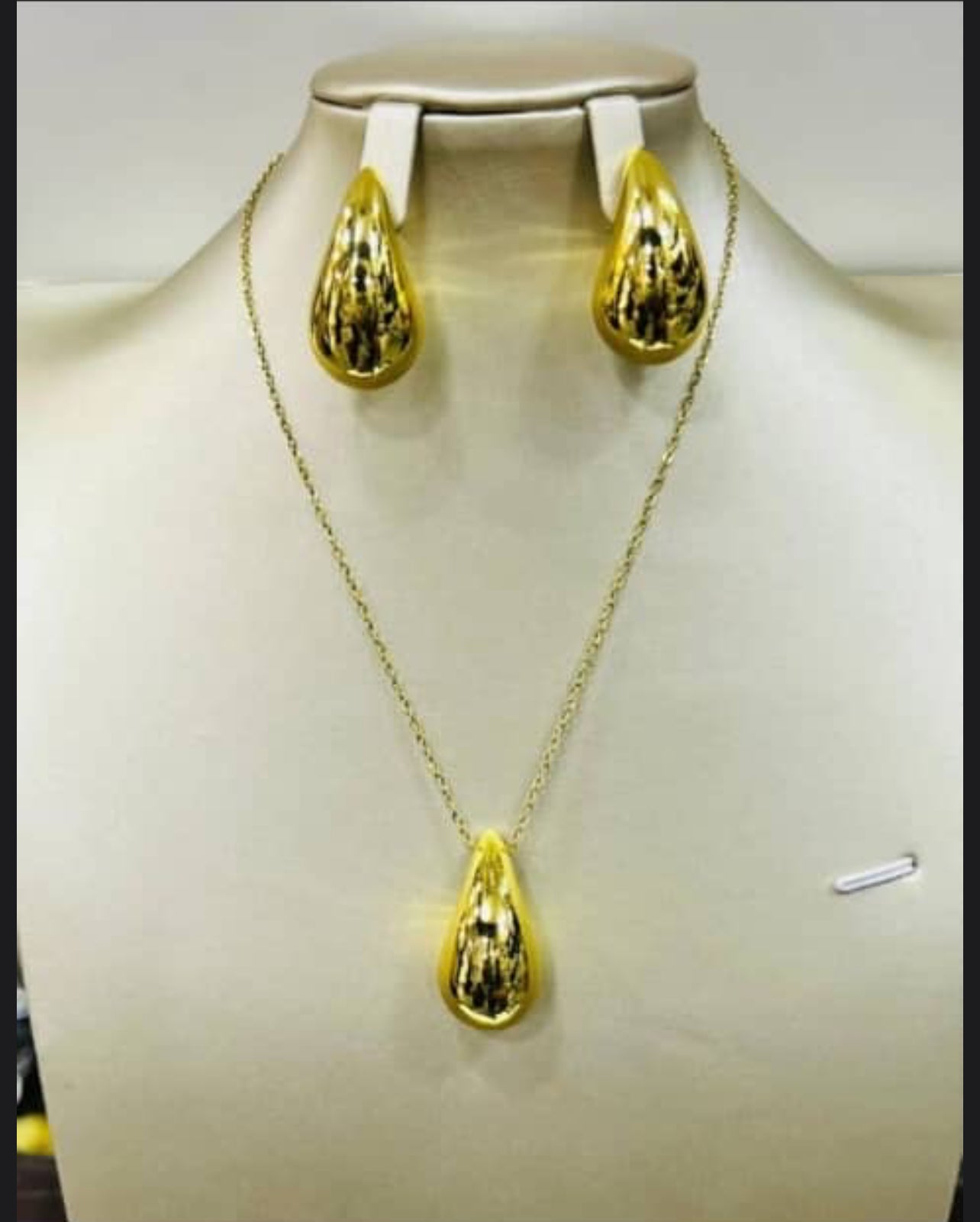 Gold detailed teardrop necklace and earring combo