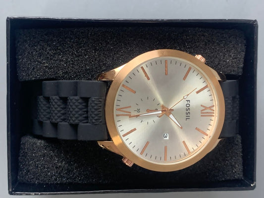 Rubber detailed wristwatch